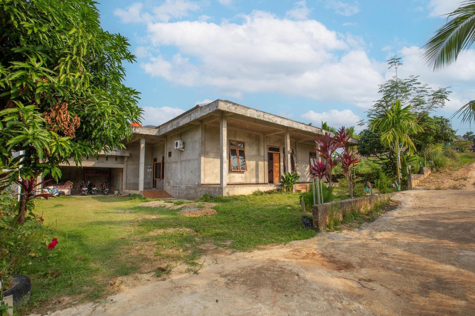 Oyo 92587 Homestay Romauli Kampung Radja Jambi Exterior photo