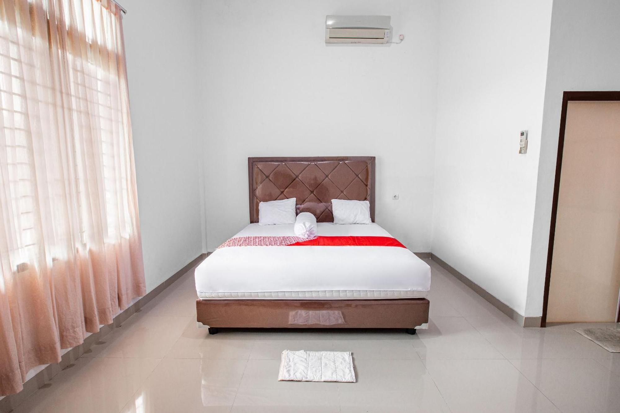 Oyo 92587 Homestay Romauli Kampung Radja Jambi Exterior photo