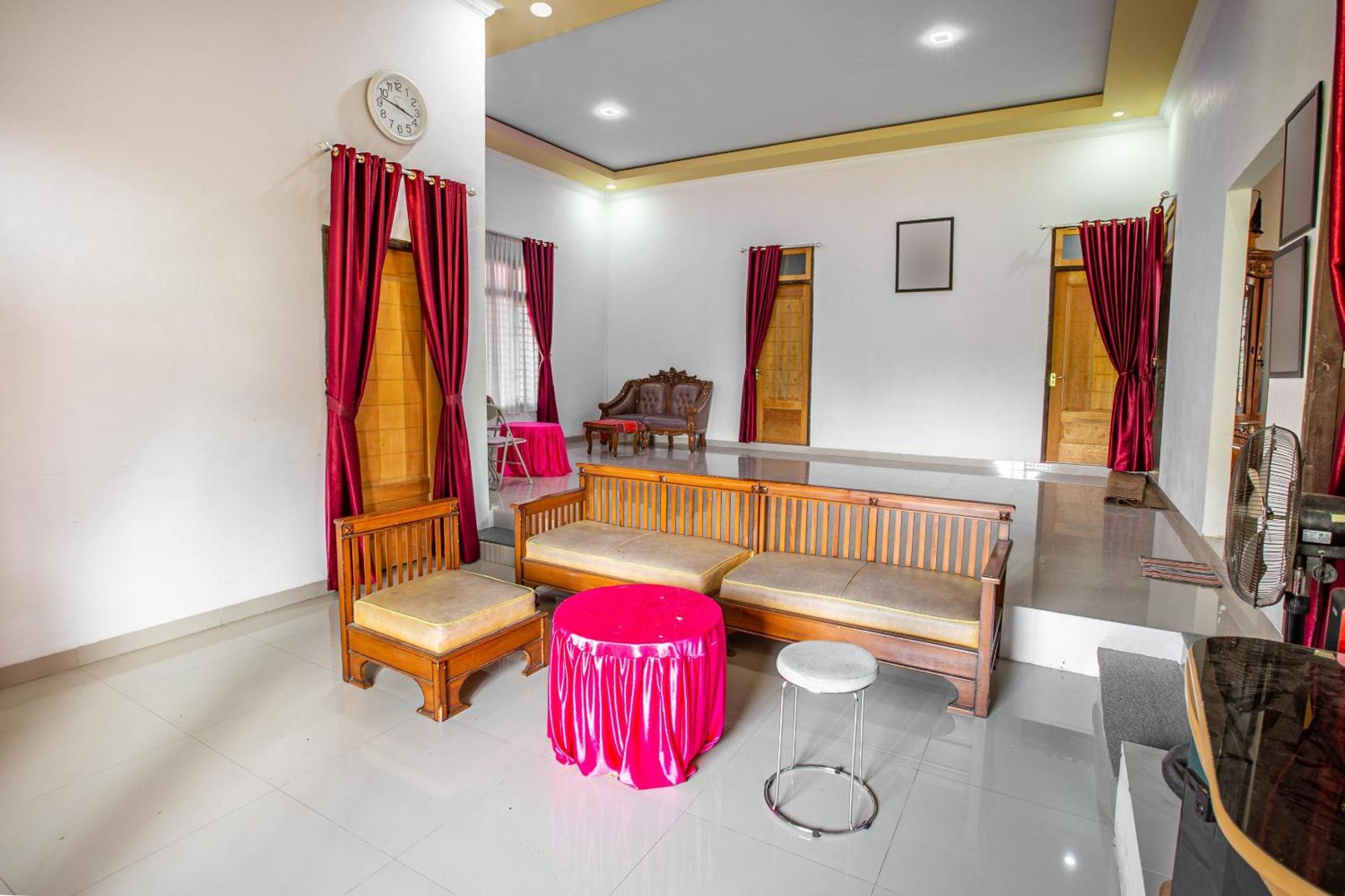 Oyo 92587 Homestay Romauli Kampung Radja Jambi Exterior photo