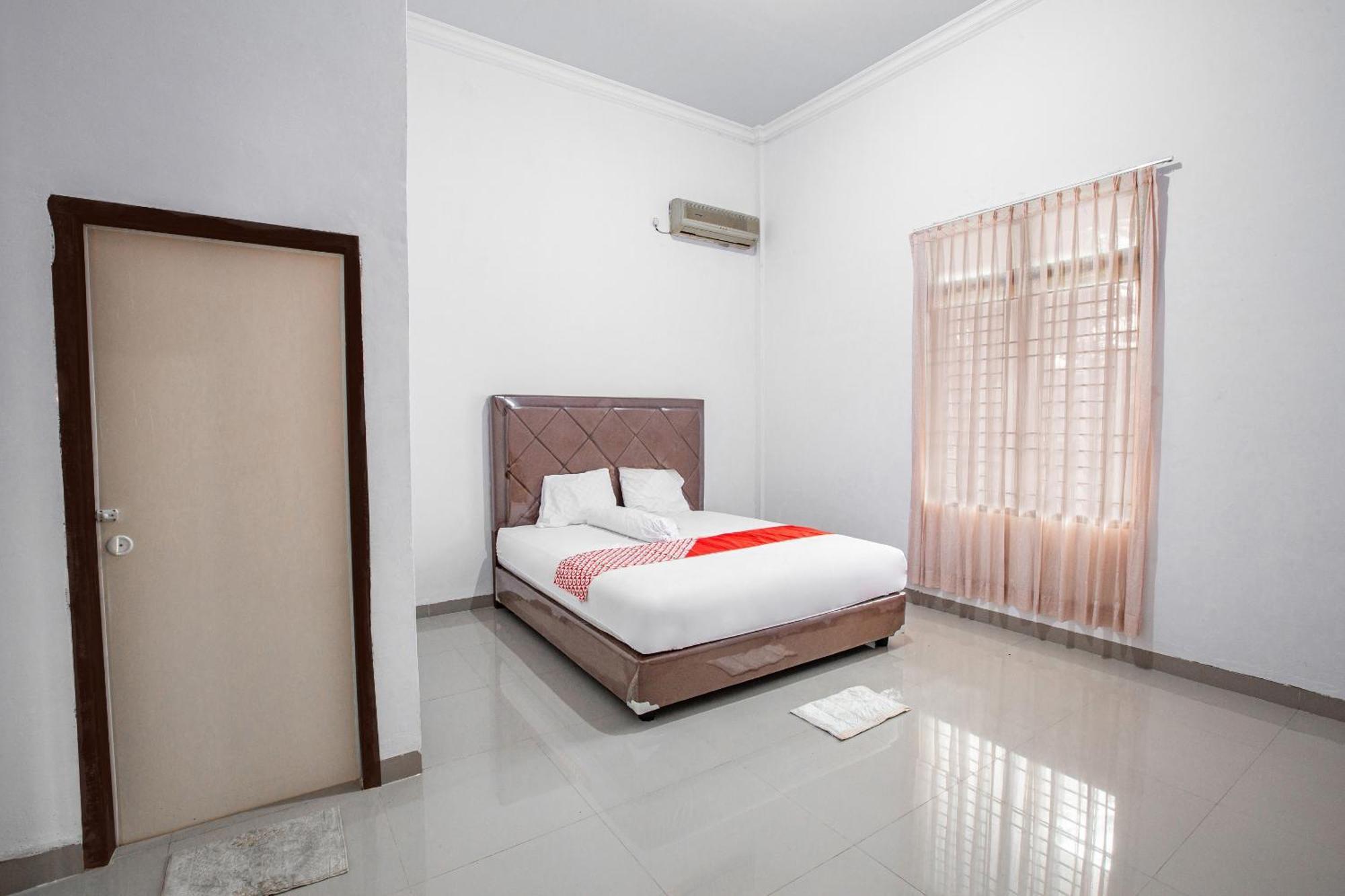 Oyo 92587 Homestay Romauli Kampung Radja Jambi Exterior photo