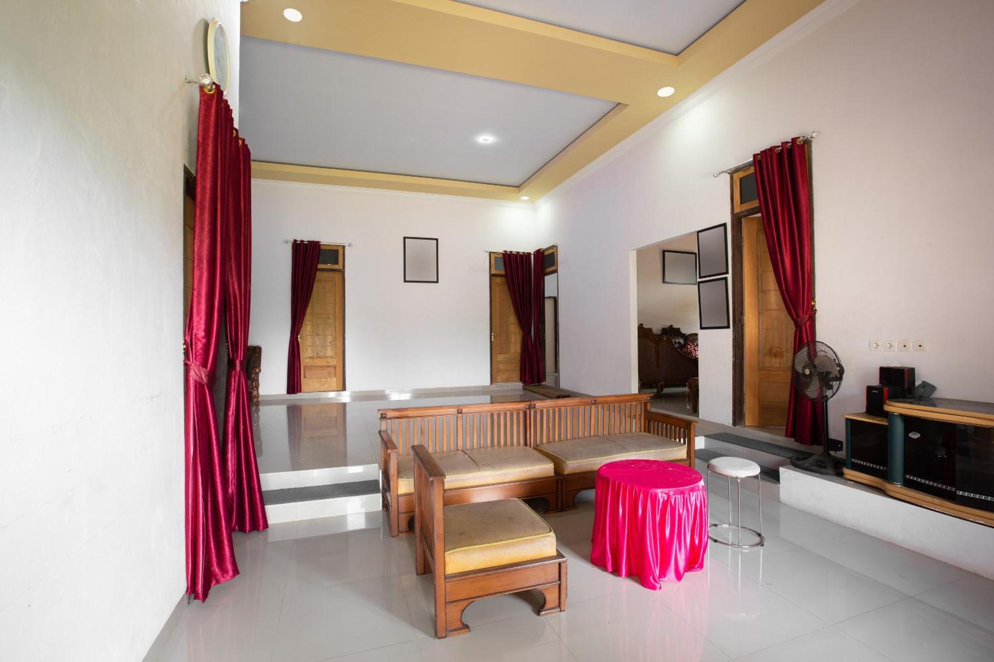 Oyo 92587 Homestay Romauli Kampung Radja Jambi Exterior photo