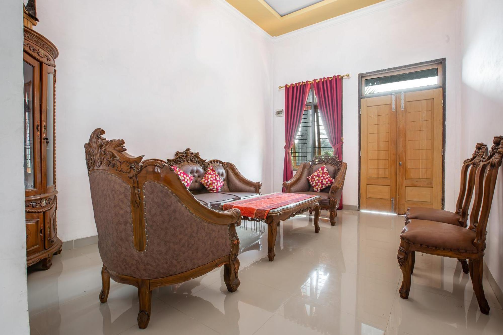 Oyo 92587 Homestay Romauli Kampung Radja Jambi Exterior photo